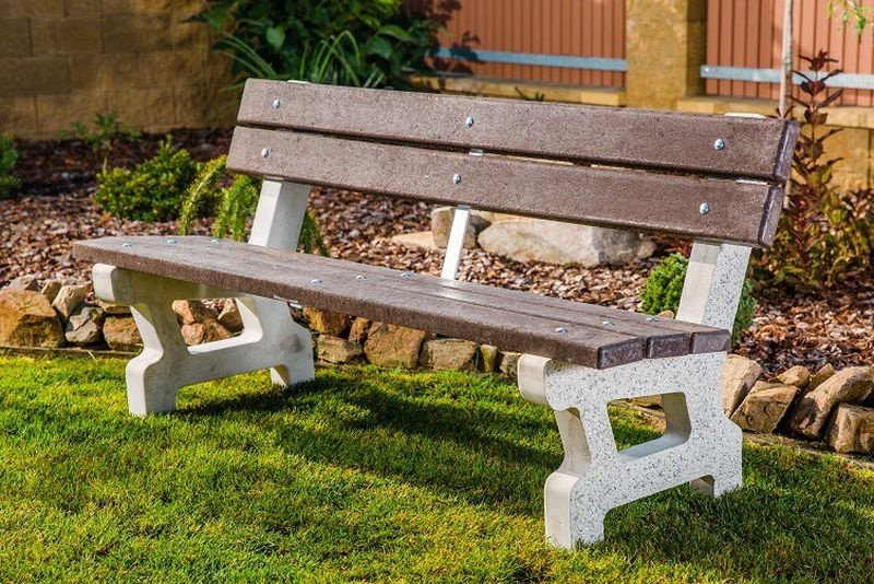 Parková lavička, plastové laty 1000 mm, betónové nohy hladké pre voľné loženie