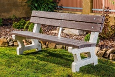 Parková lavička, plastové laty 1000 mm, betónové nohy hladké