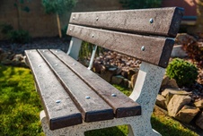 Parková lavička, plastové laty 1000 mm, betónové nohy hladké pre voľné loženie