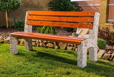 Parková lavička Lana 1500 mm, smrekové laty a betónové nohy - kamienok