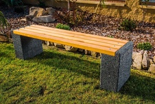Parková lavička bez operadla 1500 mm s betónovou nohou - okr