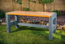 Parkový stôl Lana 1500 mm, smrekové laty a betónové nohy z vymývaného betónu - kamienok
