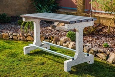Parkový betónový stôl, plastové laty 2000 mm, betónové nohy hladké na voľné loženie
