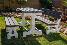 Parkový betónový stôl, plastové laty 2000 mm, betónové nohy hladké na voľné loženie