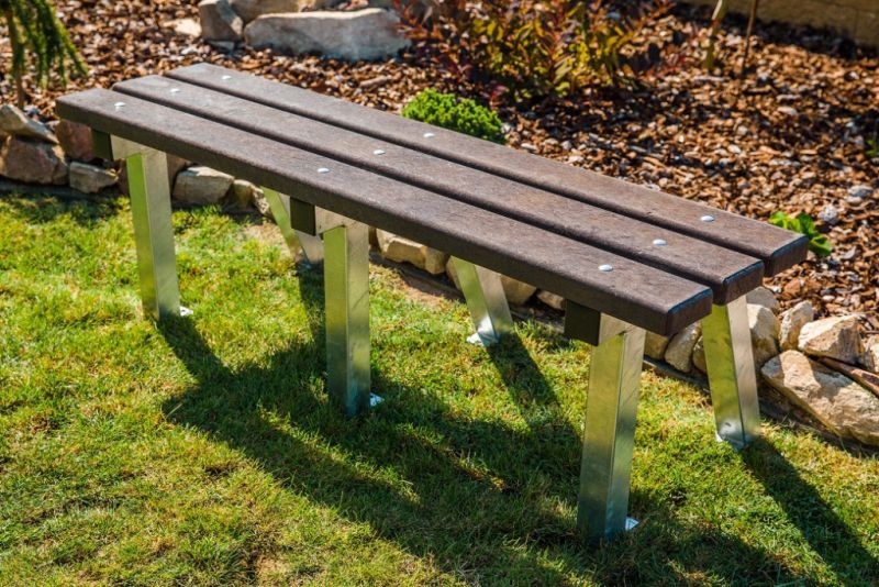 Parková lavička, bez operadla, plastové laty 1200 mm