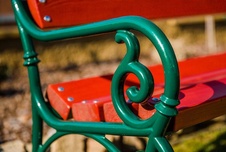 Parková lavička P2 1500 mm so smrekovými doskami a liatinovou konštrukciou