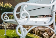 Biela parková lavička 1900 mm s liatinovou konštrukciou - 1