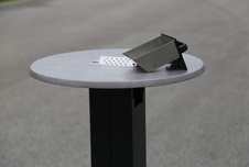 Vonkajší fajčiarsky stôl s integrovaným popolníkom, okrúhly