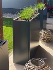 TRITON designový kovový kvetináč vrátane samozavlažovacích vložiek - 1