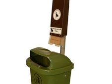 Vonkajší kôš Dino vrátane stĺpika a hnedé schránky typu A na papierové vrecká, tmavo zelená - 3