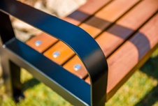 Parková vyvýšená lavička 1500 mm s latami z fínskej borovice - 1