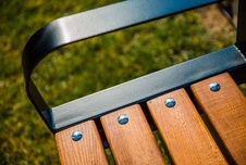Parková vyvýšená lavička 1500 mm s latami z fínskej borovice - 2