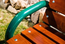 Parková lavička 1500 mm, rúrková konštrukcia, laty z fínskej borovice - 1