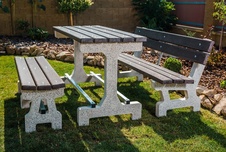 Parkový betónový stôl, plastové laty 2000 mm, betónové nohy vymývaný na voľné loženie - 1