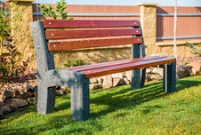 Parková lavička Lana 1500 mm, smrekové laty a betónové nohy - vymývaný betón vo farbe antracit - 1