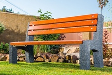 Parková lavička Lana 1500 mm, smrekové laty a betónové nohy - vymývaný betón vo farbe antracit - 2