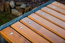 Parkový stôl Lana 1500 mm, smrekové laty a betónové nohy - vymývaný betón vo farbe antracit - 1