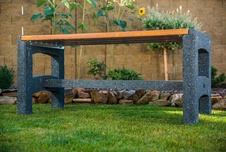 Parkový stôl Lana 1500 mm, smrekové laty a betónové nohy - vymývaný betón vo farbe antracit - 3