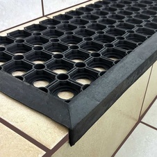 Gumová rohož na schody Honeycomb s ochranným lemom - 1