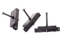 Príchytka terasovej dosky G21 k nosníku WPC dosiek s čiernou skrutkou