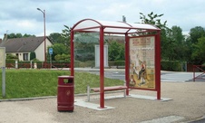 Autobusová zastávka klenutá s informačnou vitrínou a bočnico