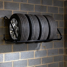 Nástenný regál na pneumatiky