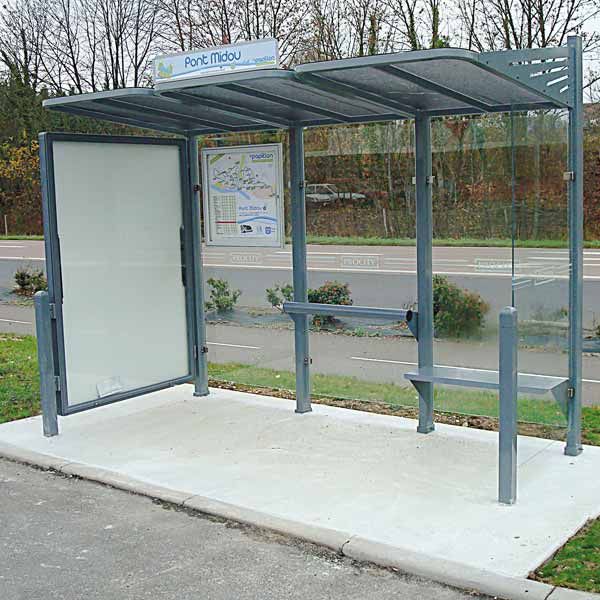 Autobusová zastávka CONVI s vitrínou naľavo